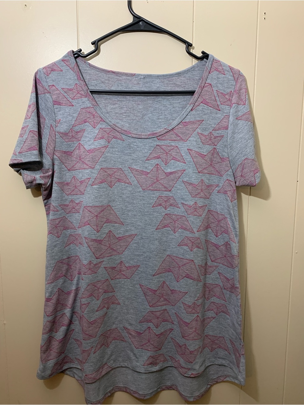 LuLaRoe Grey & Pink Paper Boat Print Scoop Neck Women's Top Medium tags cut off